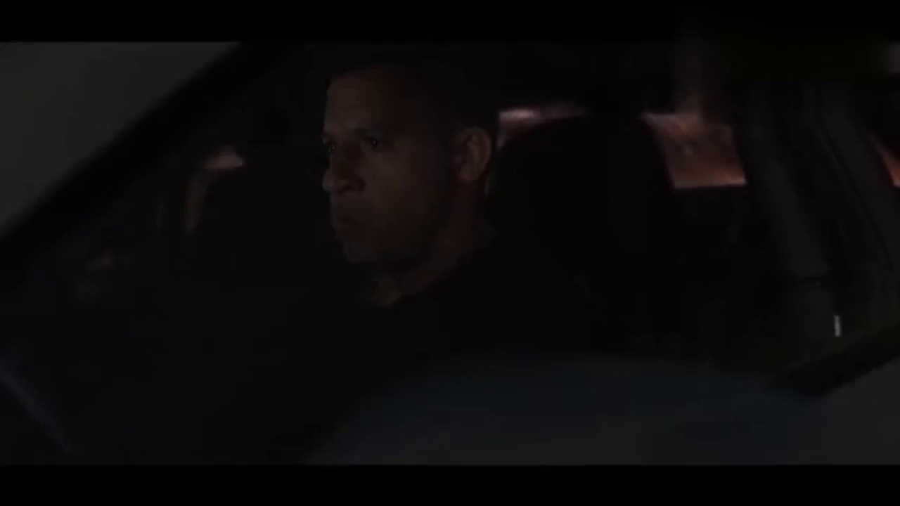 巨石强森驾驶硬派SUV遭劲爆肌肉性能跑车袭击