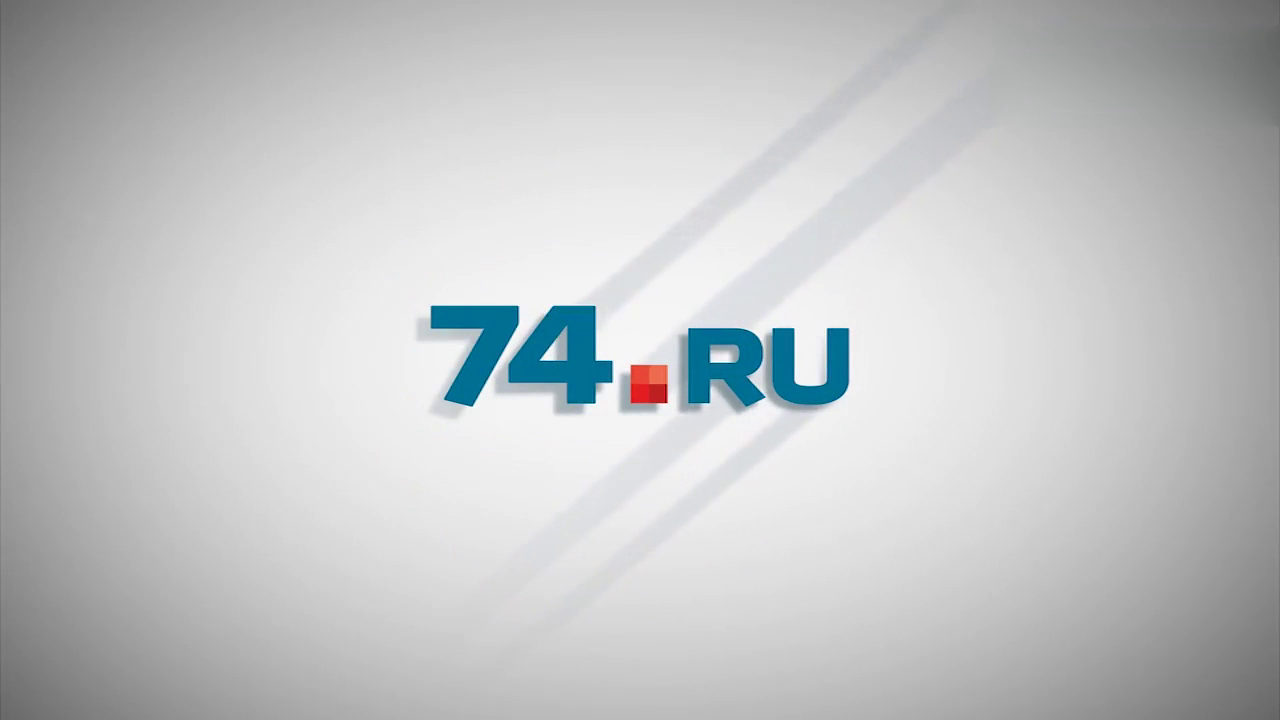 致命车祸：小车突然拐弯撞卡车击退又撞一车