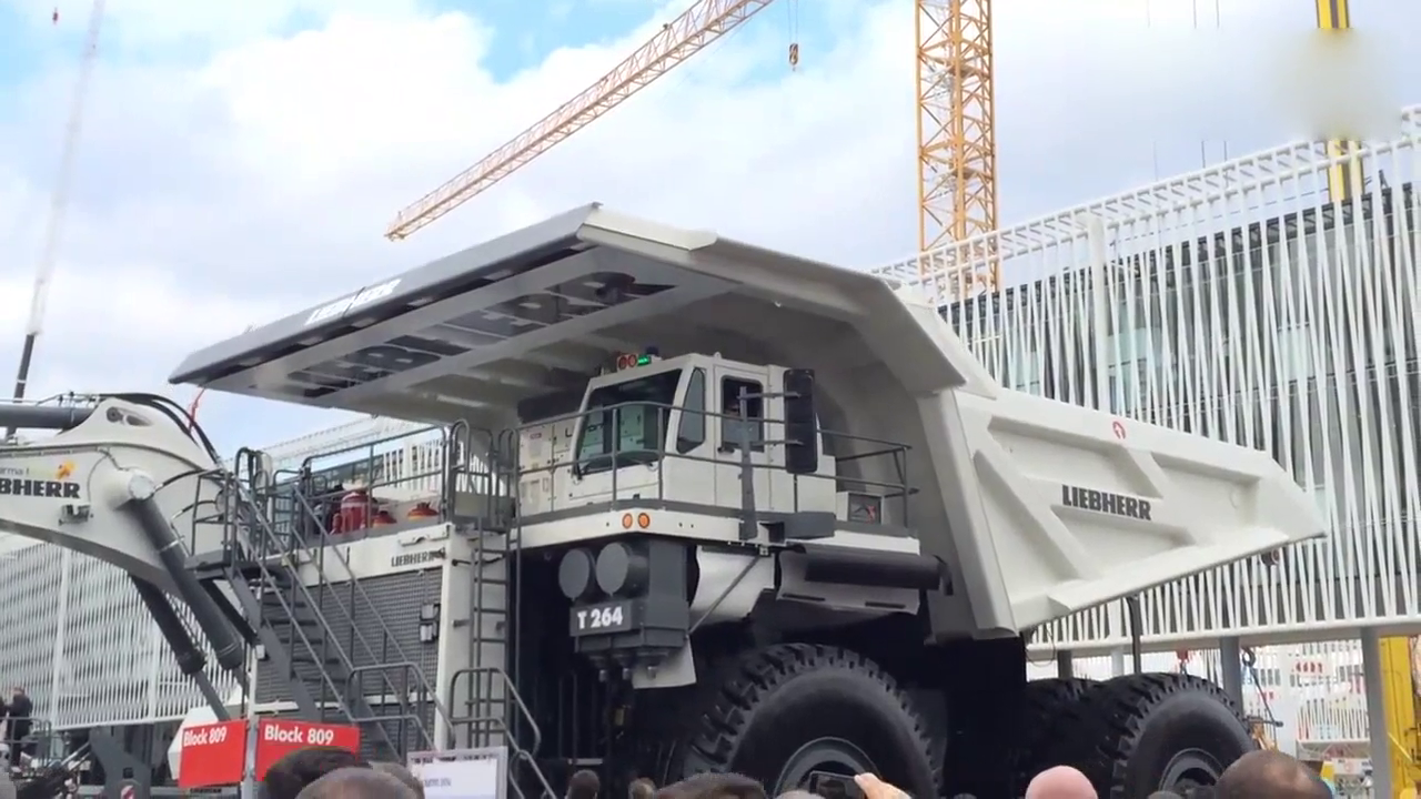 德国宝马机械展中的矿用卡车：最大工作重量385吨