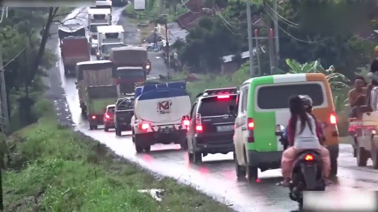 各款满载卡车来爬坡，前面的卡车麻烦走快一点