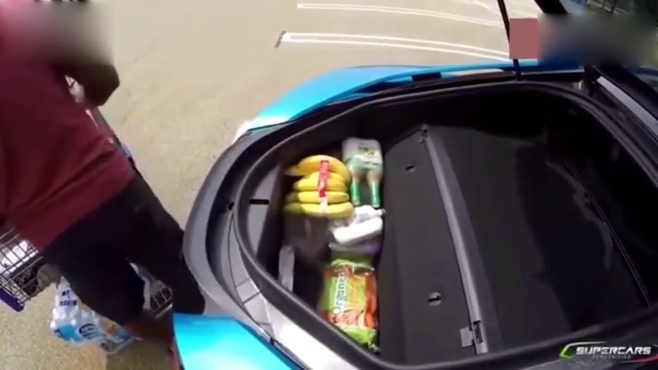 开200万的宝马跑车去购物,打开后备箱后,就感觉到了尴尬