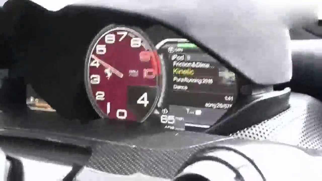 2500万的法拉利跑车，上了不限速高速猛踩油门，才知道什么叫霸气