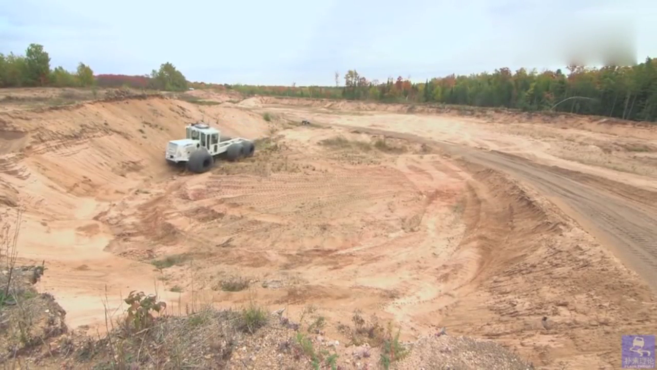 特种卡车采用铰接式车身，安装低压胎，专门用于沙地越野运输