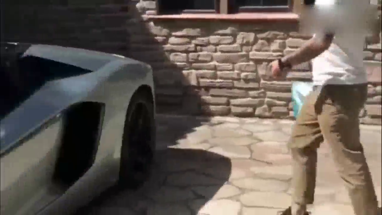 有钱人真不一样，扔垃圾也要开跑车