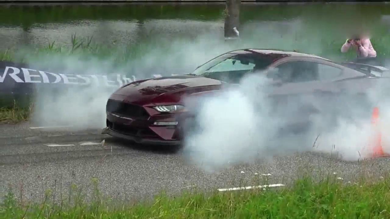 最好的超级跑车听起来是2019年!疯狂的排气管声!