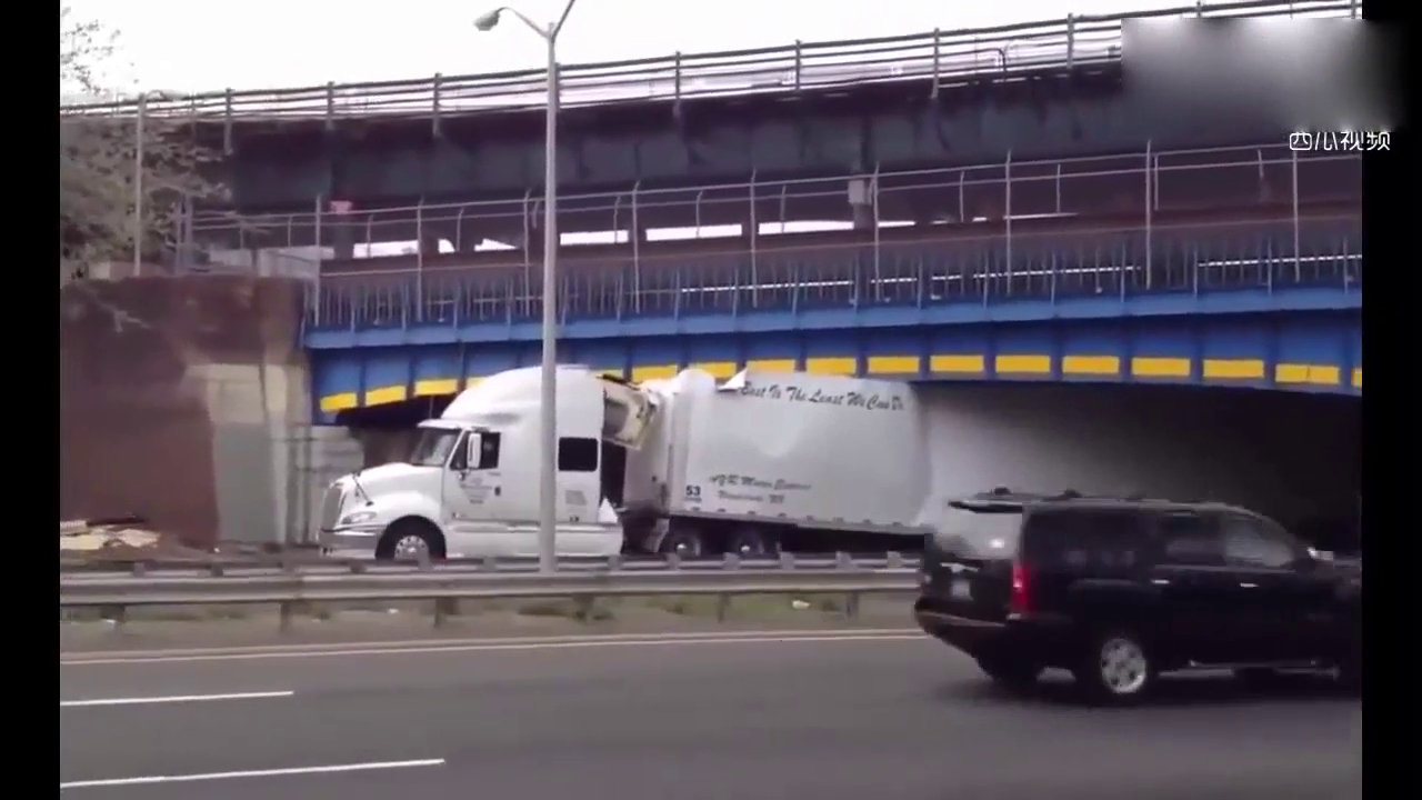重型卡车被卡天桥梁下，老司机也有看走眼的时候