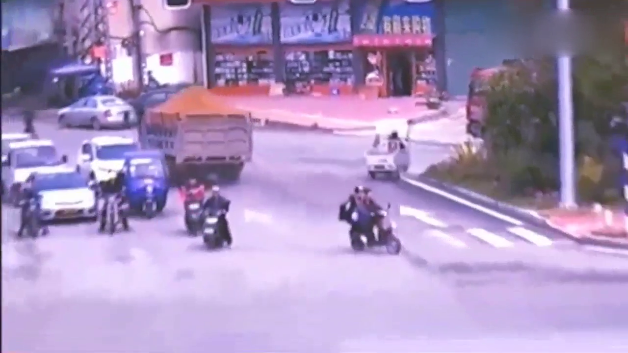 女子以为马路是她家的，可惜大卡车刹车都冒烟了还是晚了！