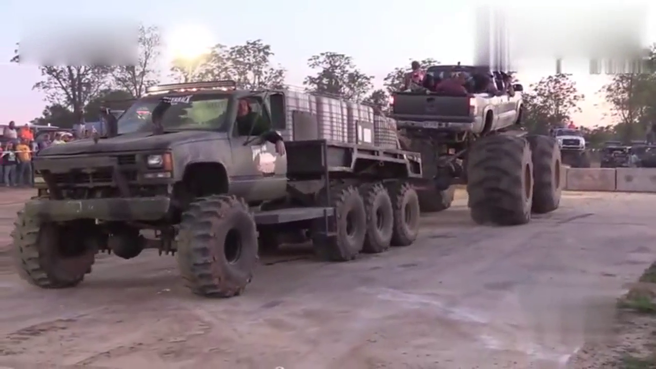 卡车加了十吨配重,大脚车没能撼动卡车！