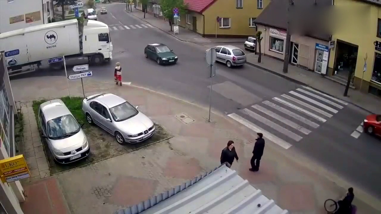 恐怖！实拍老妇人过马路走入卡车盲区被碾压