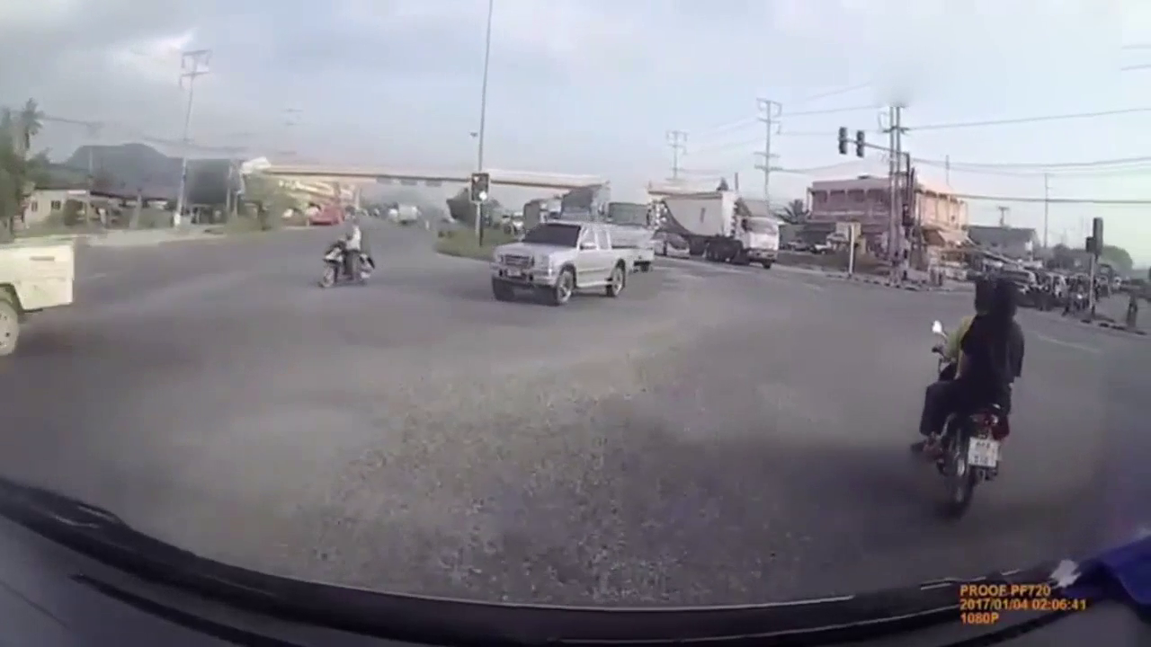 恐怖！卡车近在咫尺失控翻车 摩托司机幸运躲过