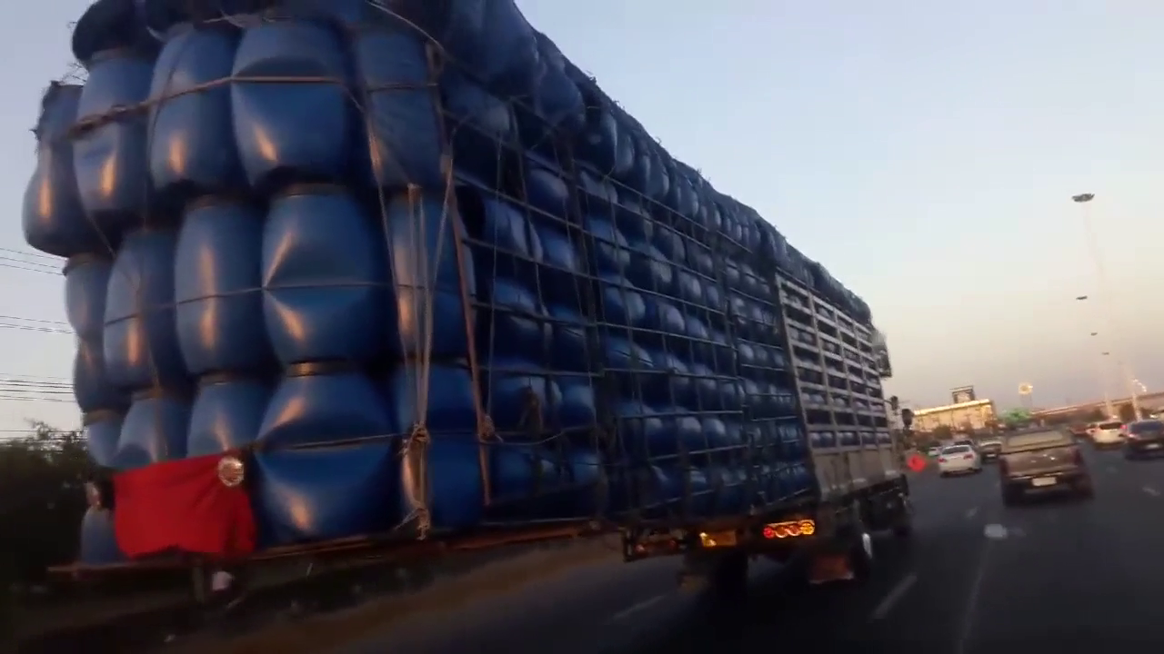 罕见的超载卡车！真害怕翻车