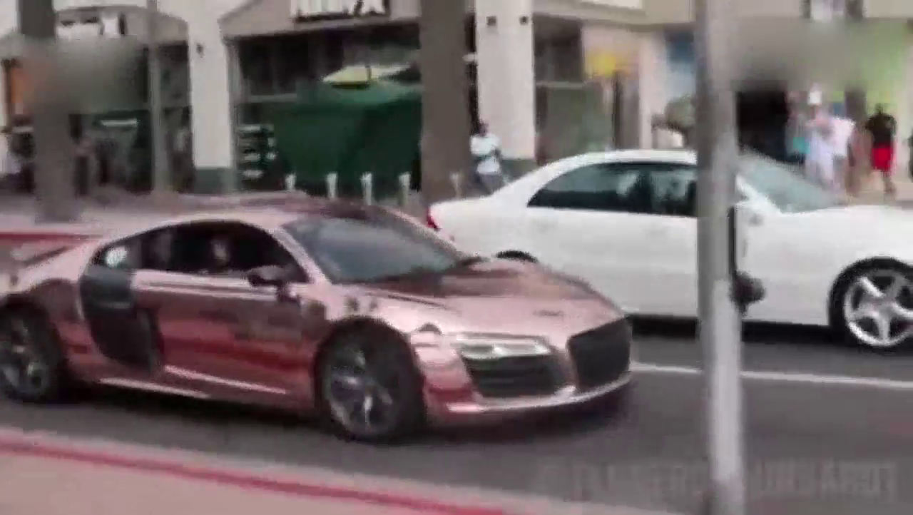 小伙开跑车轰油门，不小心激怒路人，后果很严重哦!