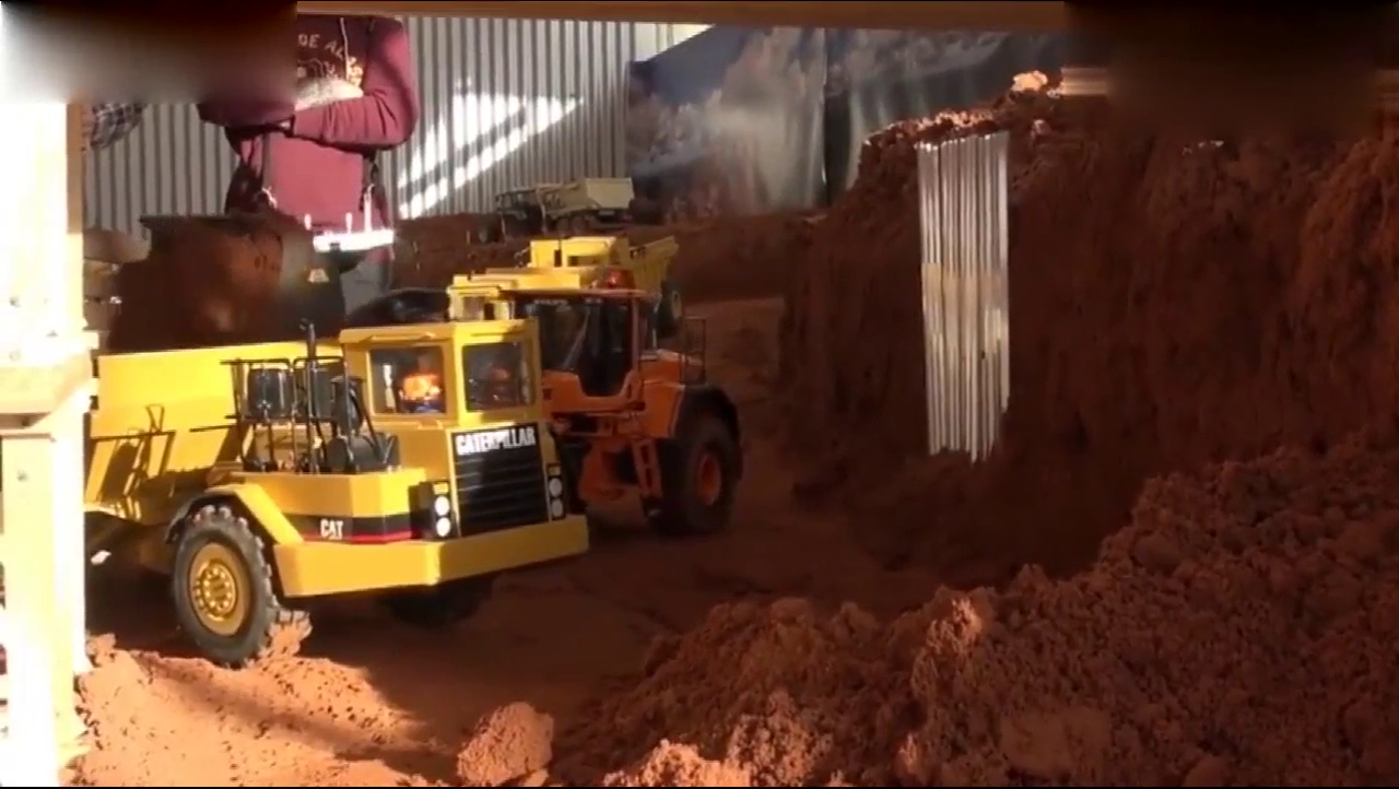 遥控操作模型卡车运泥土，动力强