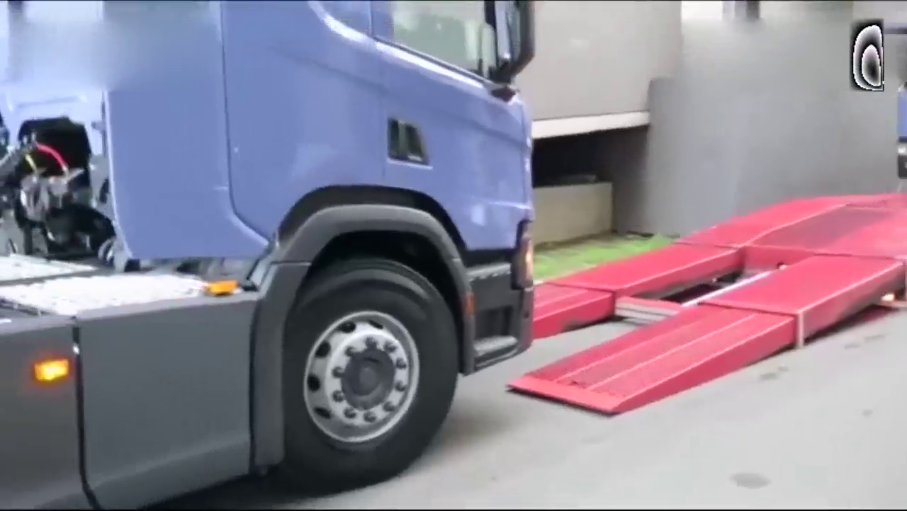 几辆全新卡车准备送出去了，正在装车中，网友：第一次见！