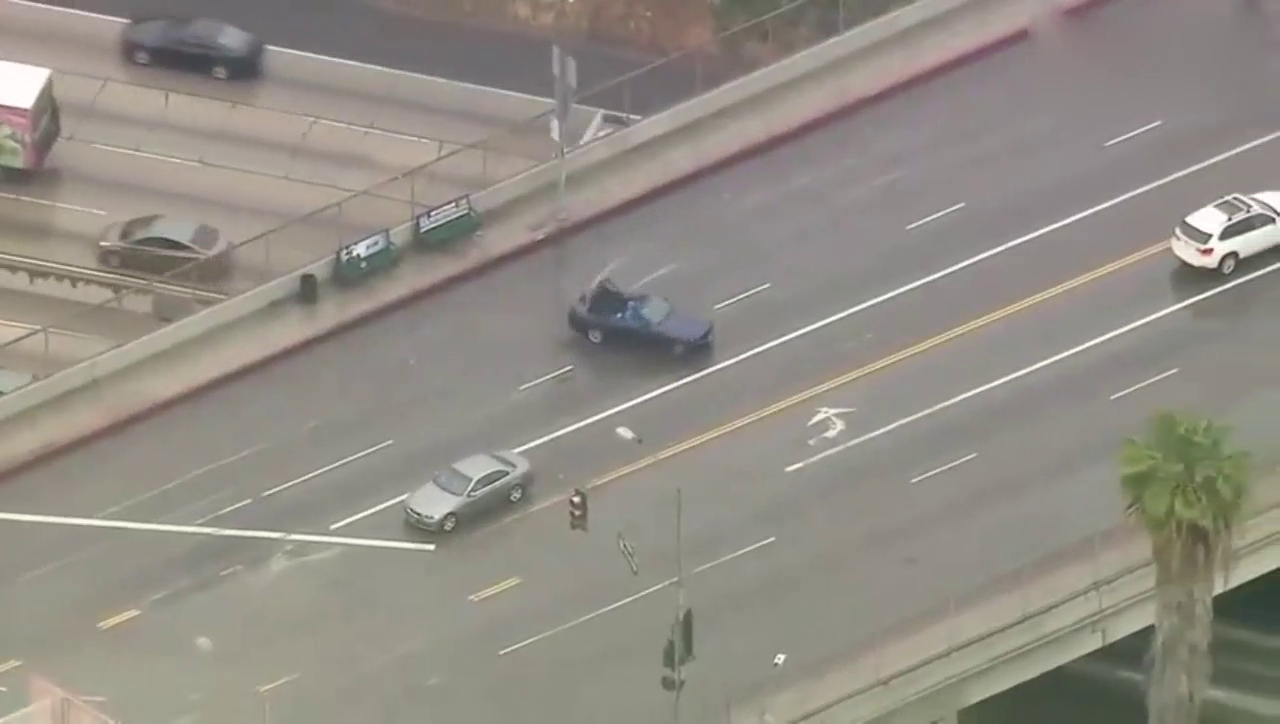 太任性！敞篷车雨天开篷公路玩漂移