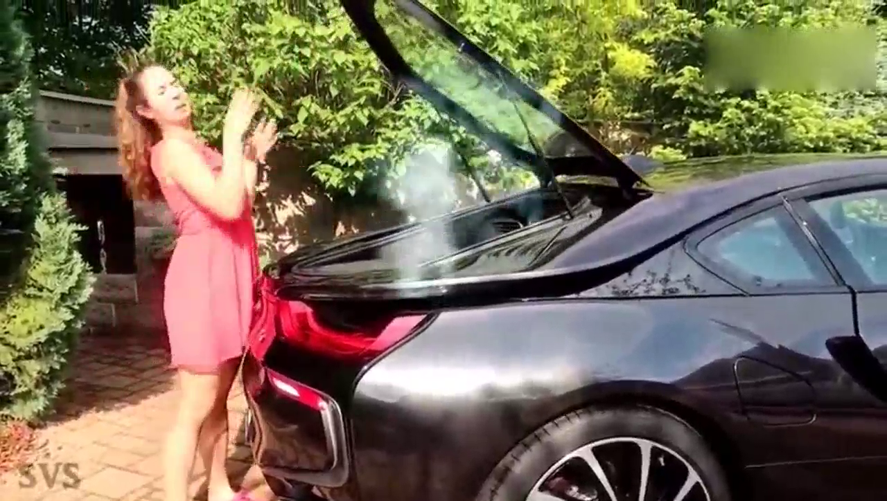 新买了一辆宝马跑车，女车主打开引擎盖那一瞬间，彻底服了