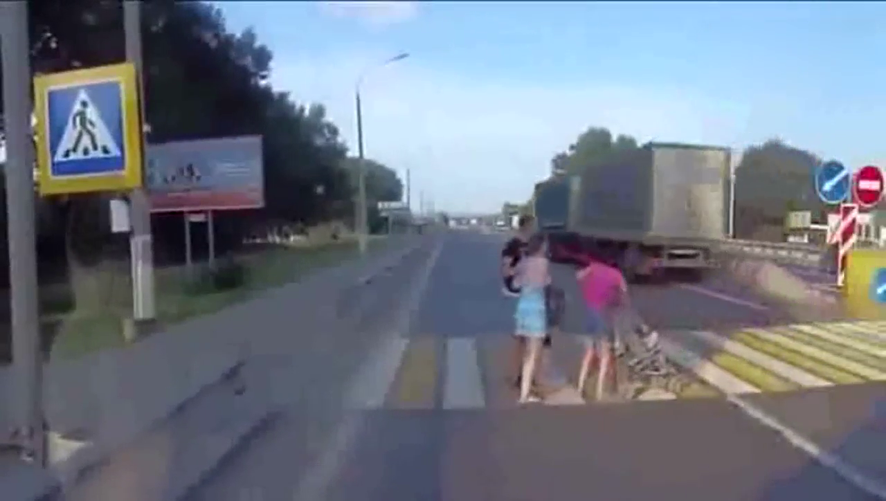 国外妈妈推着婴儿车过马路，没想到大卡车呼啸而过！