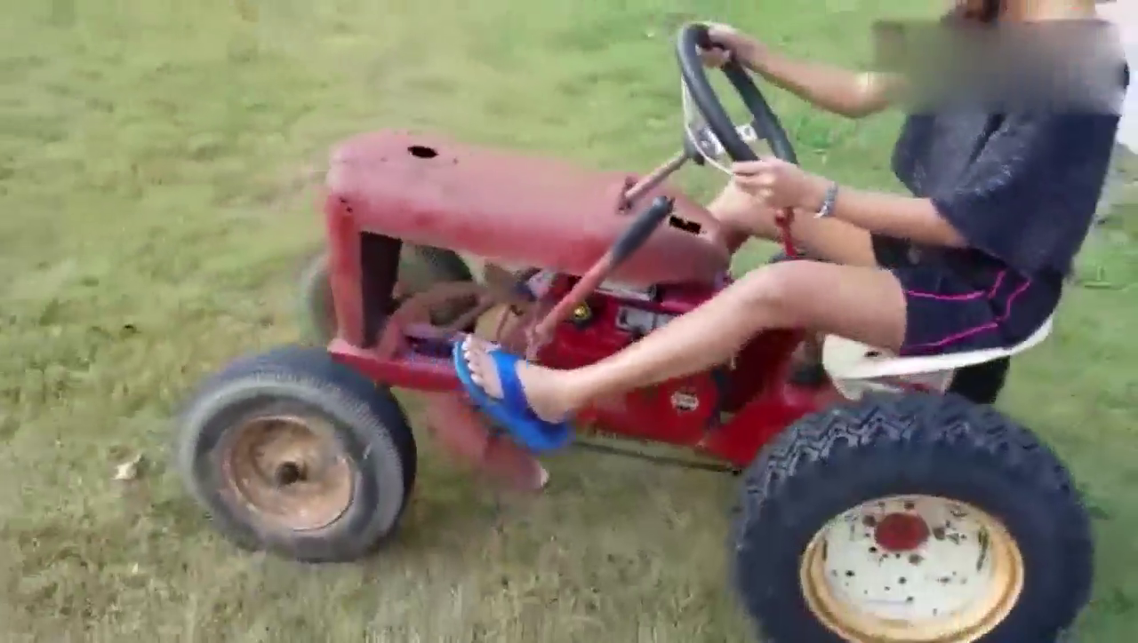 美女试驾全新一代 乞丐版敞篷跑车，这全景天窗，美女都不淡定了