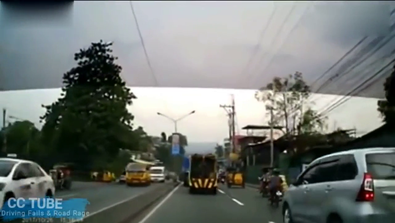 疯狂的卡车司机，密集的车流中冲刺，简直不敢看下去