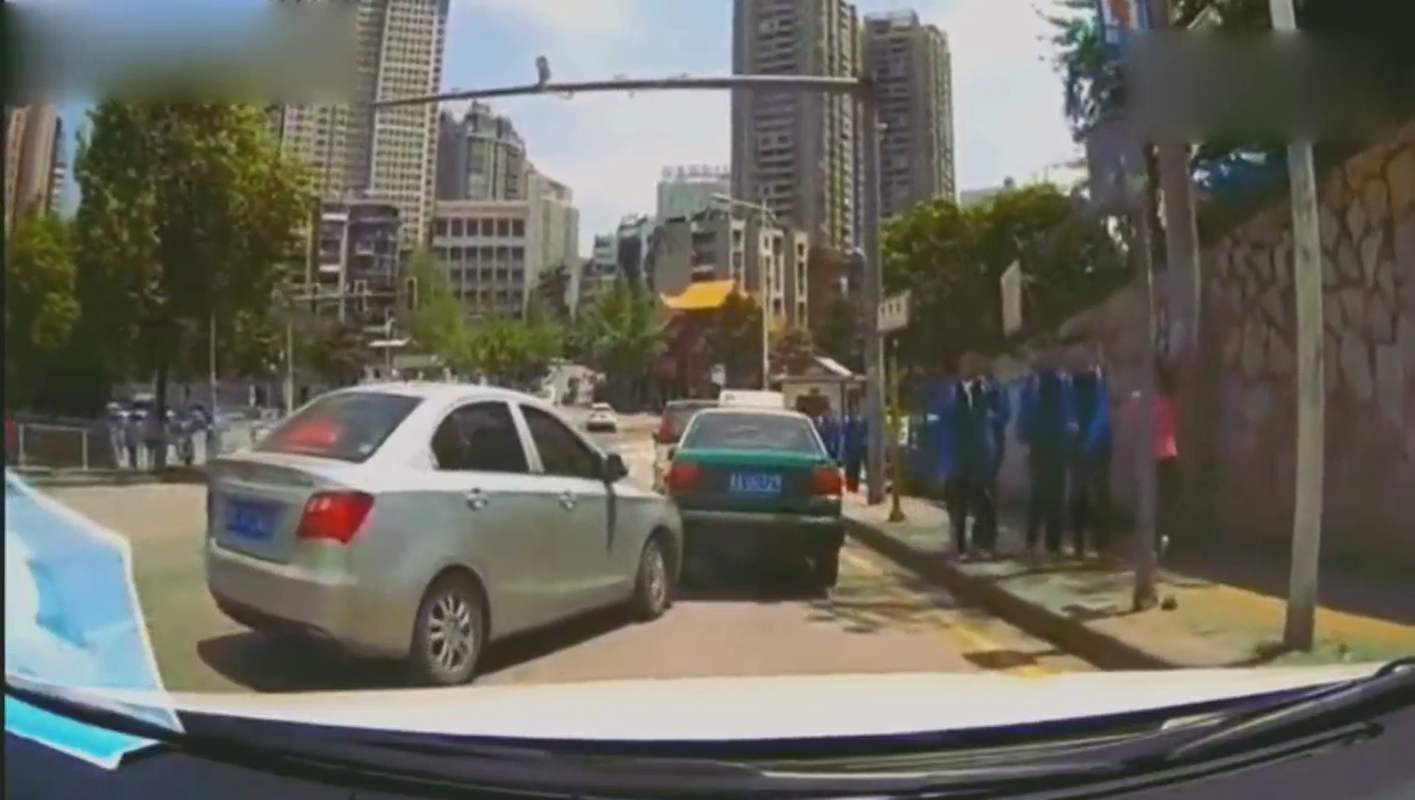 女司机下狠手了，为了加塞不惜去亲出租车的屁股，放心没人跟你抢