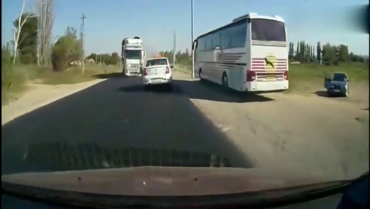 大卡车突然失控撞了过来，小车司机神反应一个动作捡回一命！