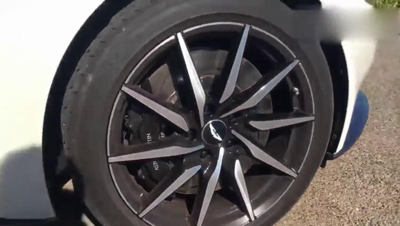 价值250万的阿斯顿马丁跑车，光看外观就知道有多绅士！