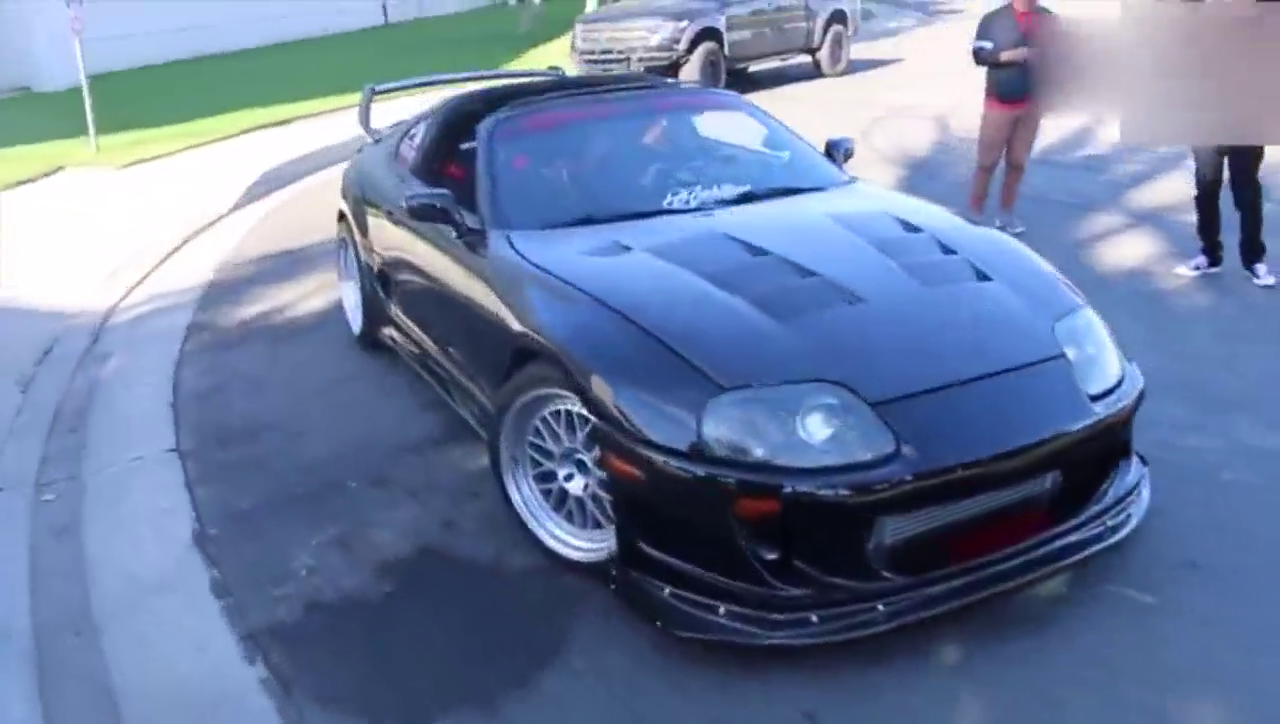 把烤鸡放在丰田跑车的排气管口，一脚油门下去后让车主傻眼了