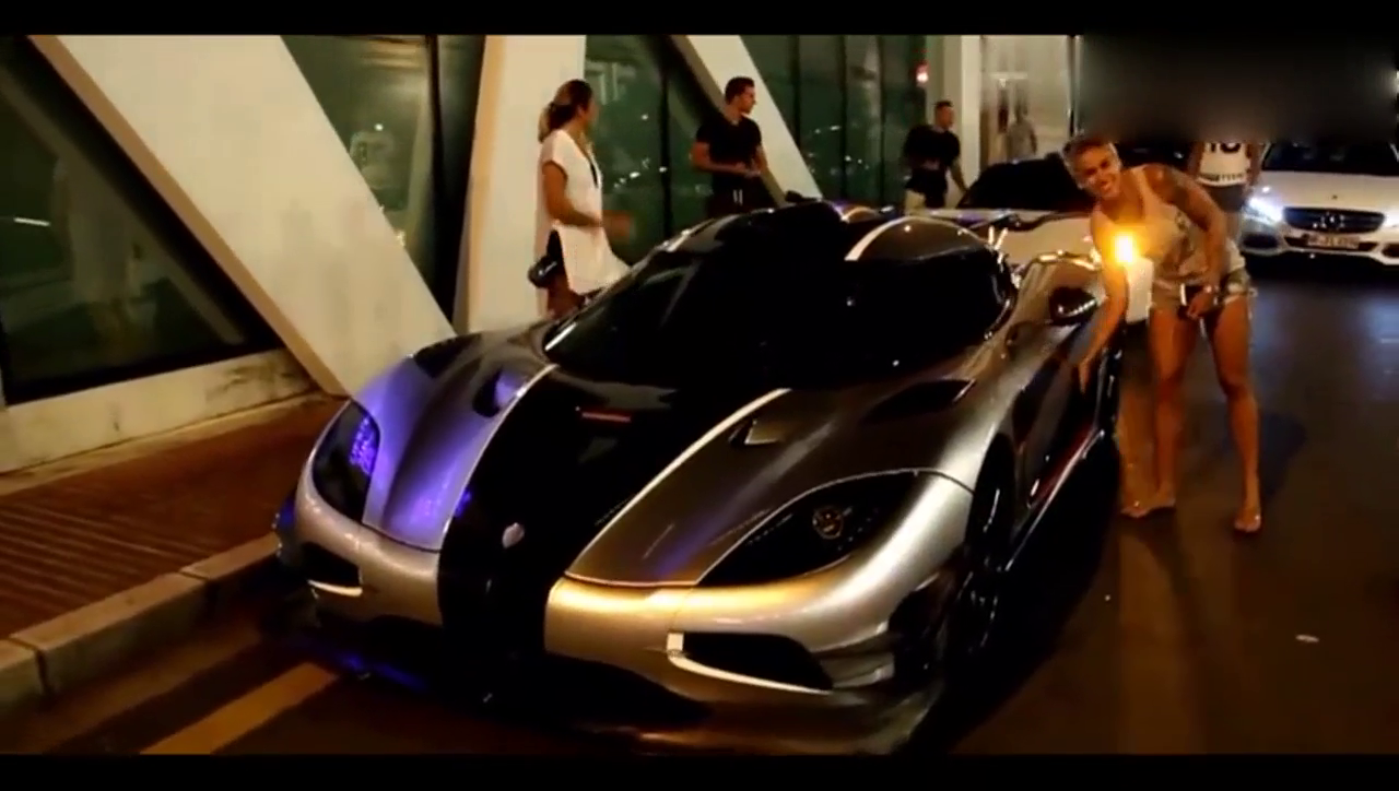 价值一亿两千万的柯尼塞克跑车，车主打开车门后路人蒙圈了！