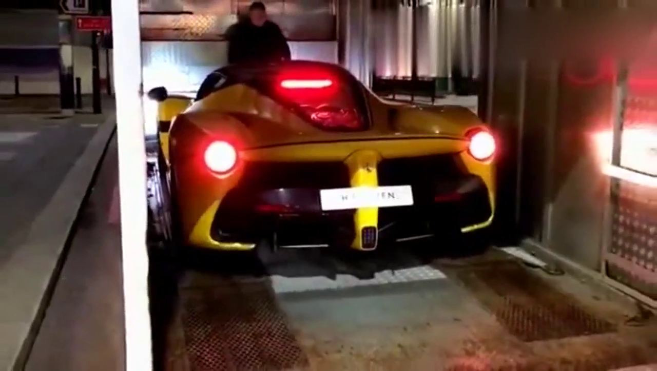 价值2亿的超级跑车刚刚到货，倒车的那一刻，才知道钱花的太值了