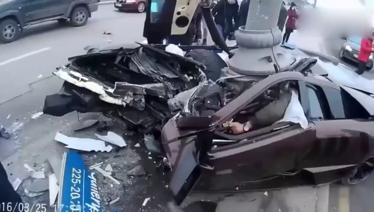 上一秒还是价值百万的超级跑车，这一秒直接变成了废铁！