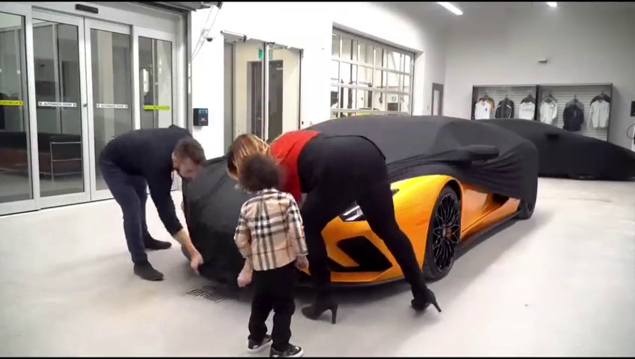 本以为是一辆小跑车，拉开遮车布一刹那，小伙子彻底失望了！