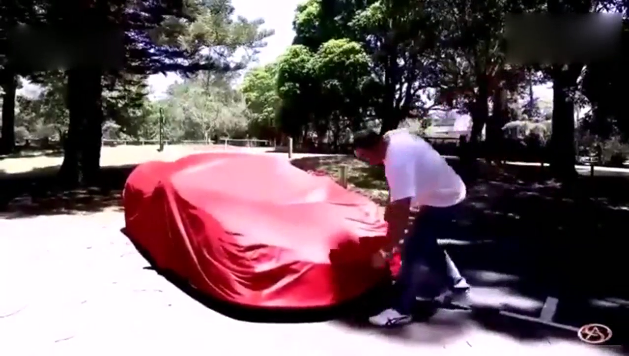 土豪新买豪华跑车发网上炫耀,可接下来网友评论让他尴尬了!