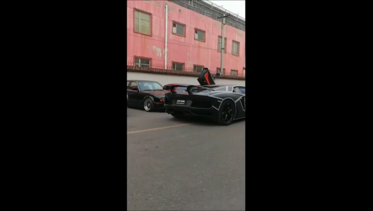 踩下油门排气筒可以点烟的超级跑车，太霸气了