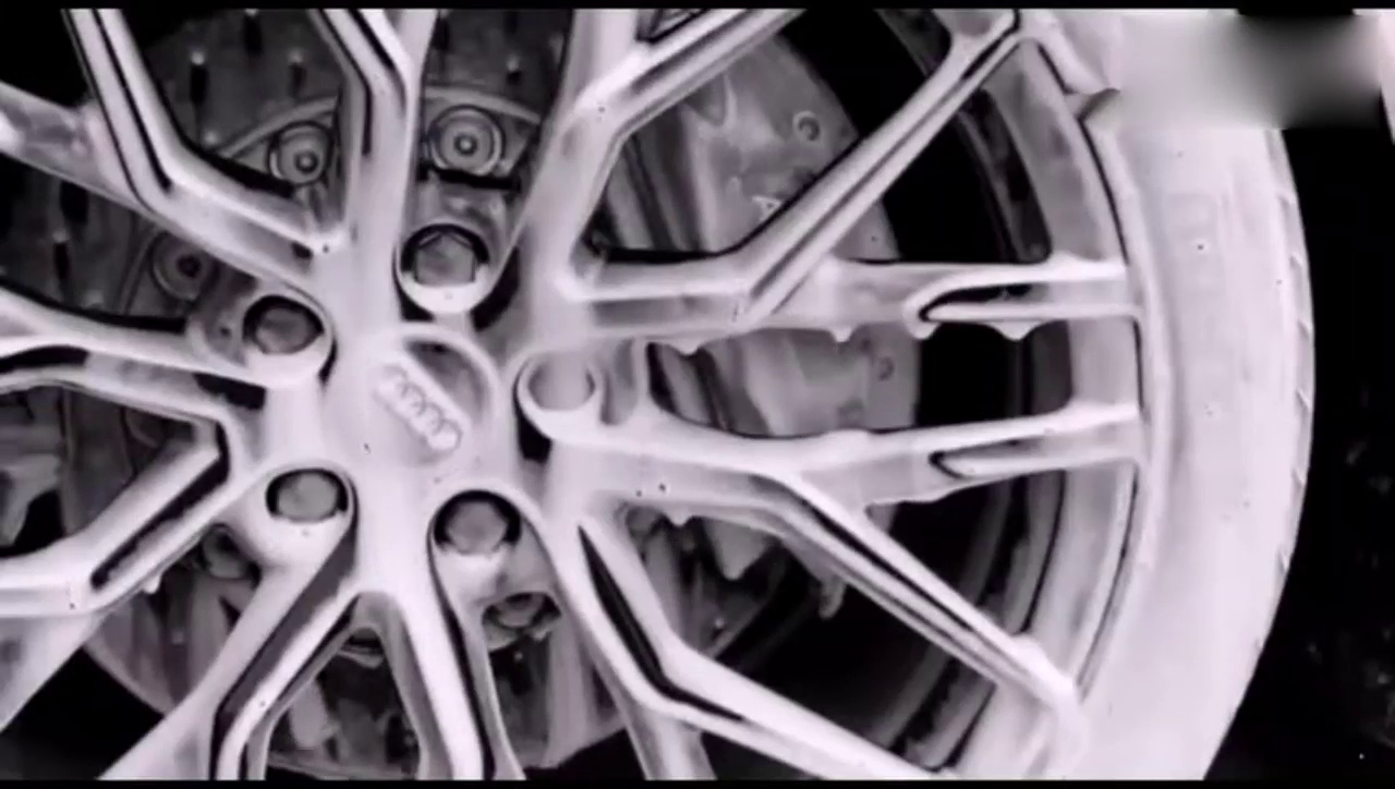 满满的都是爱 国外专业清洗美容奥迪R8跑车