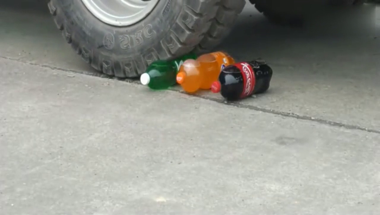 测试！卡车轮胎下放三个塑料瓶，三秒秒钟后才知道什么叫震撼！