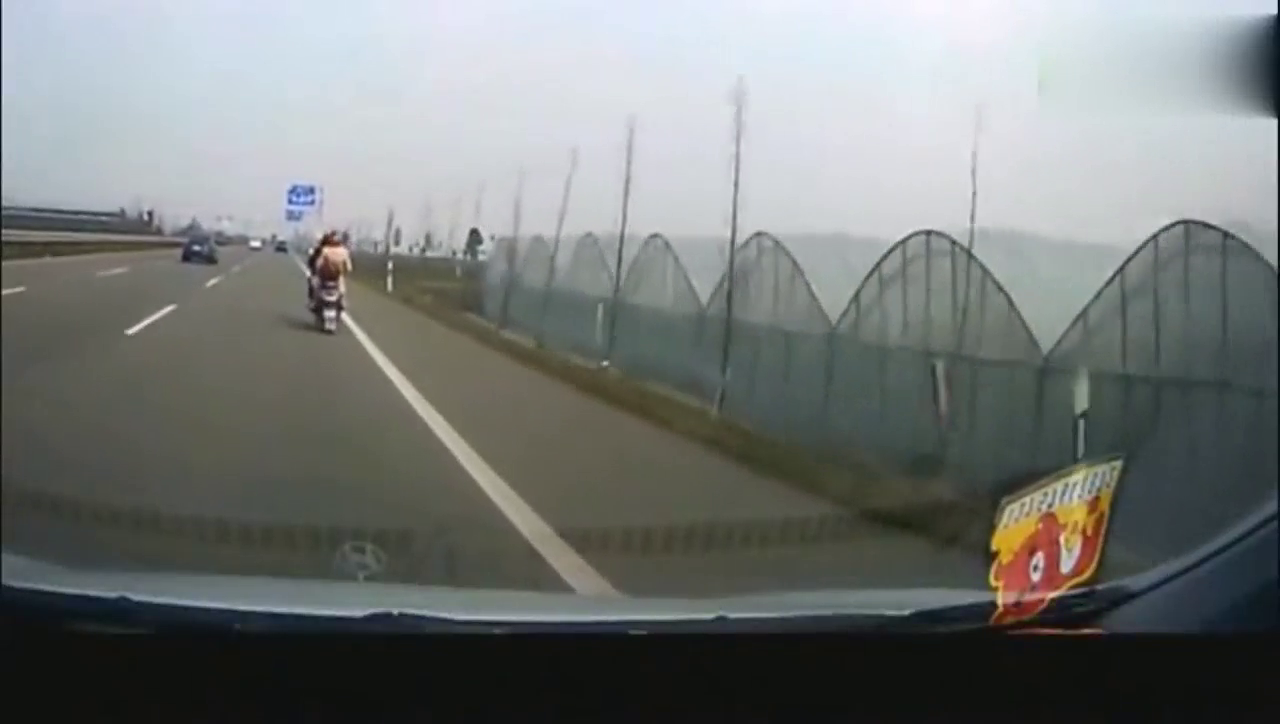 电动车夫妇被撞身亡，家人看完视频，瞬间火冒三丈
