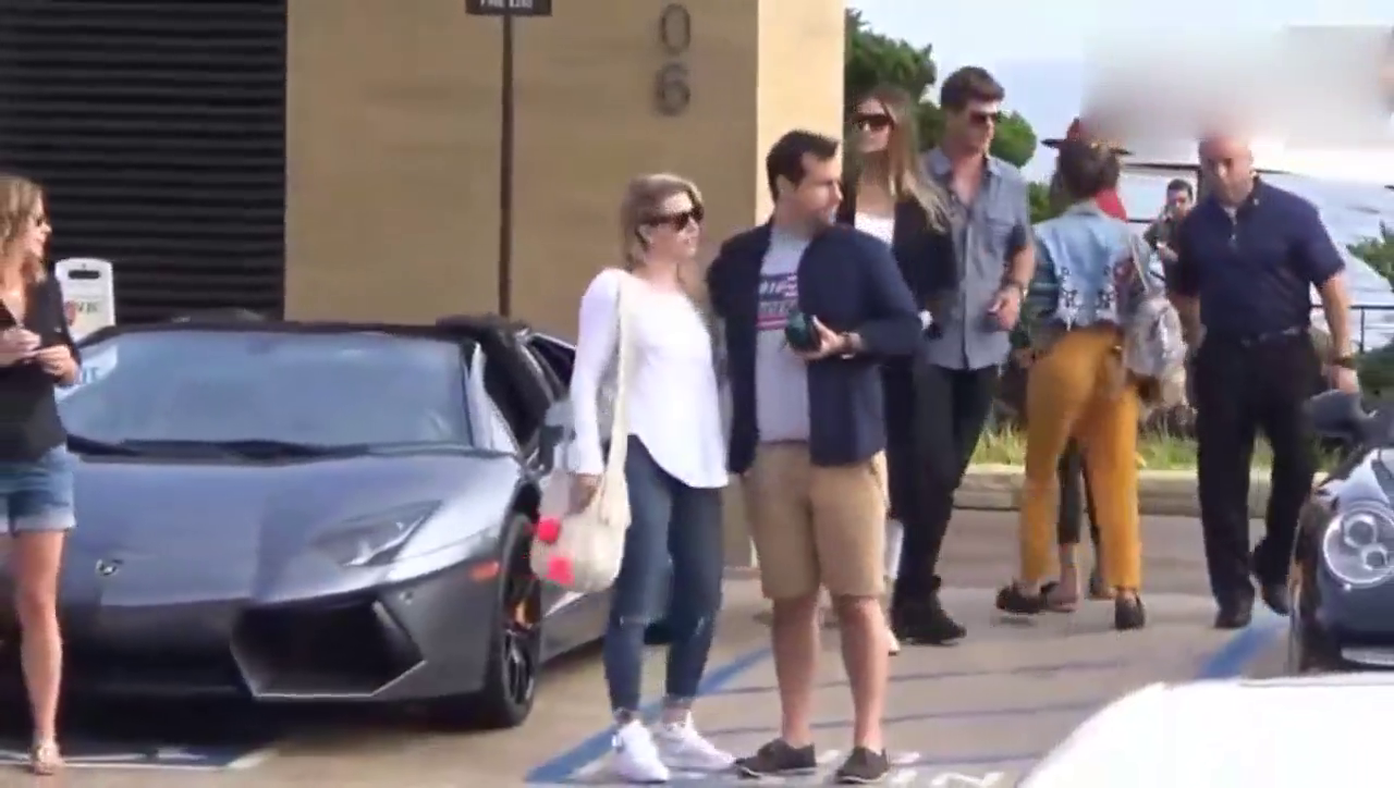 停车场偶遇两百万的保时捷跑车，看到车主的一刻真让人激动