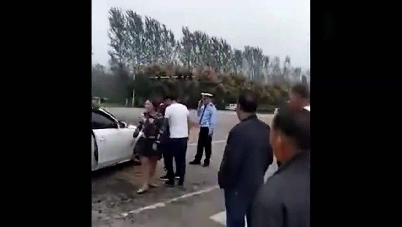 女司机开奥迪与拉粪车相撞，车主崩溃了，幸好不是敞篷车