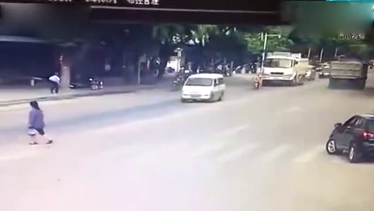 不要命的小伙，骑摩托车与大卡车拼命，胆子真大！