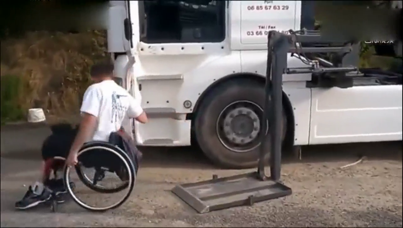 这个卡车上设计的这个功能，能帮助残疾人上下车，好人性化！