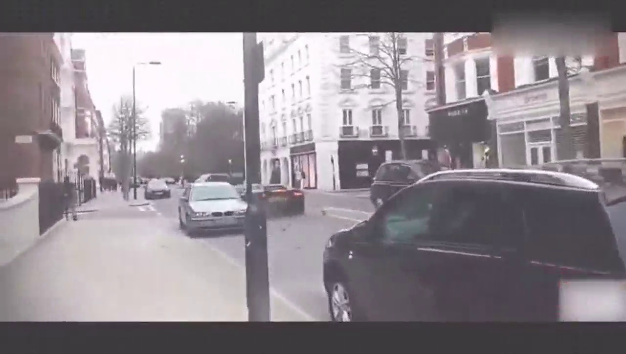 价值600万超级跑车被砸，只因车主太嚣张