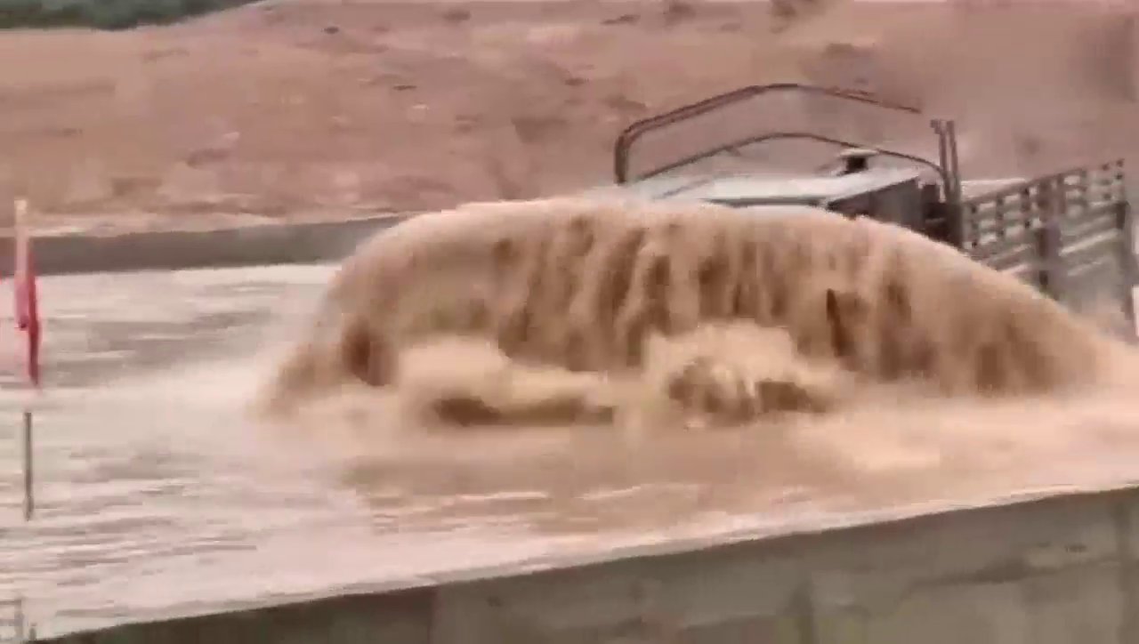 解放军一样的驾驶技术，大卡车都能开出坦克的感觉