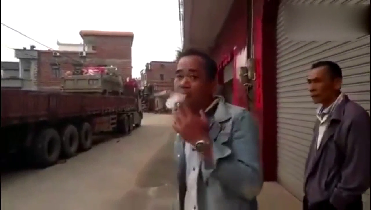 卡车挑战70度爬坡？只需四个木板这个司机就能做到！