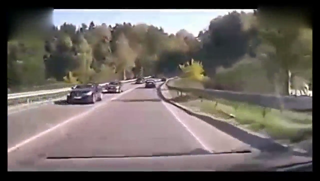 轿车失控冲入对方车道，瞬间被卡车打脸
