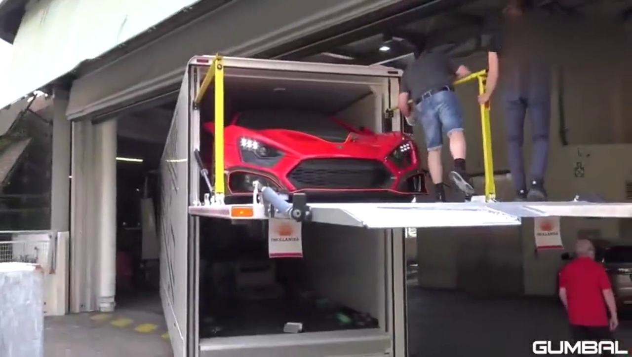 土豪订制的跑车到货了，看到车尾时才知道有多霸气！