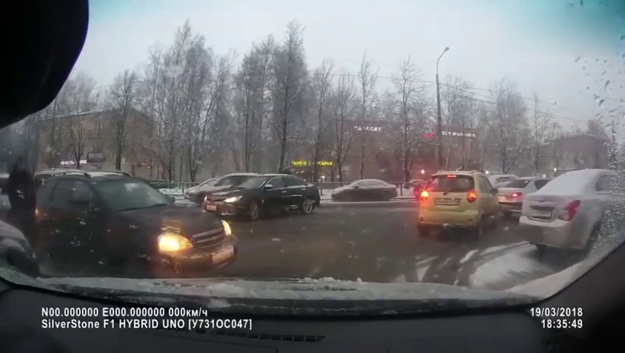 后视镜是摆设吗？出租车鲁莽转弯酿事故