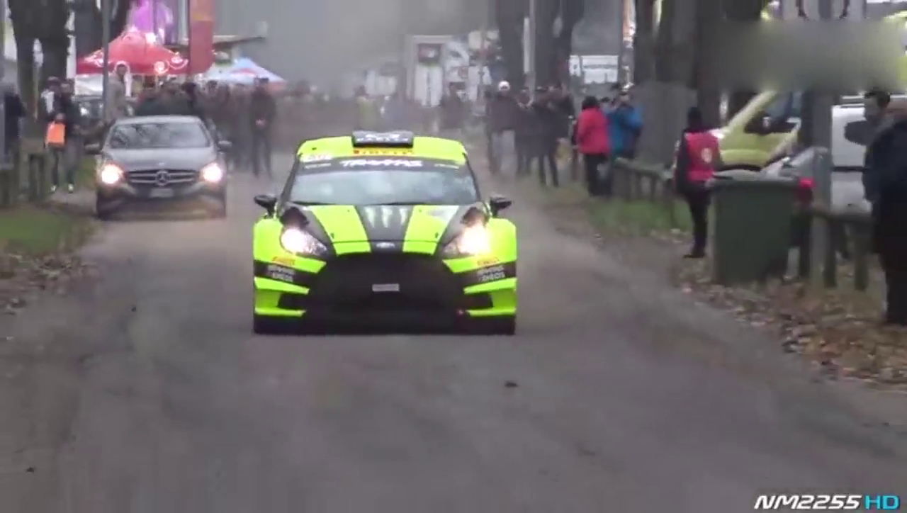 同场竞技 两辆WRC赛车赛道比拼性能