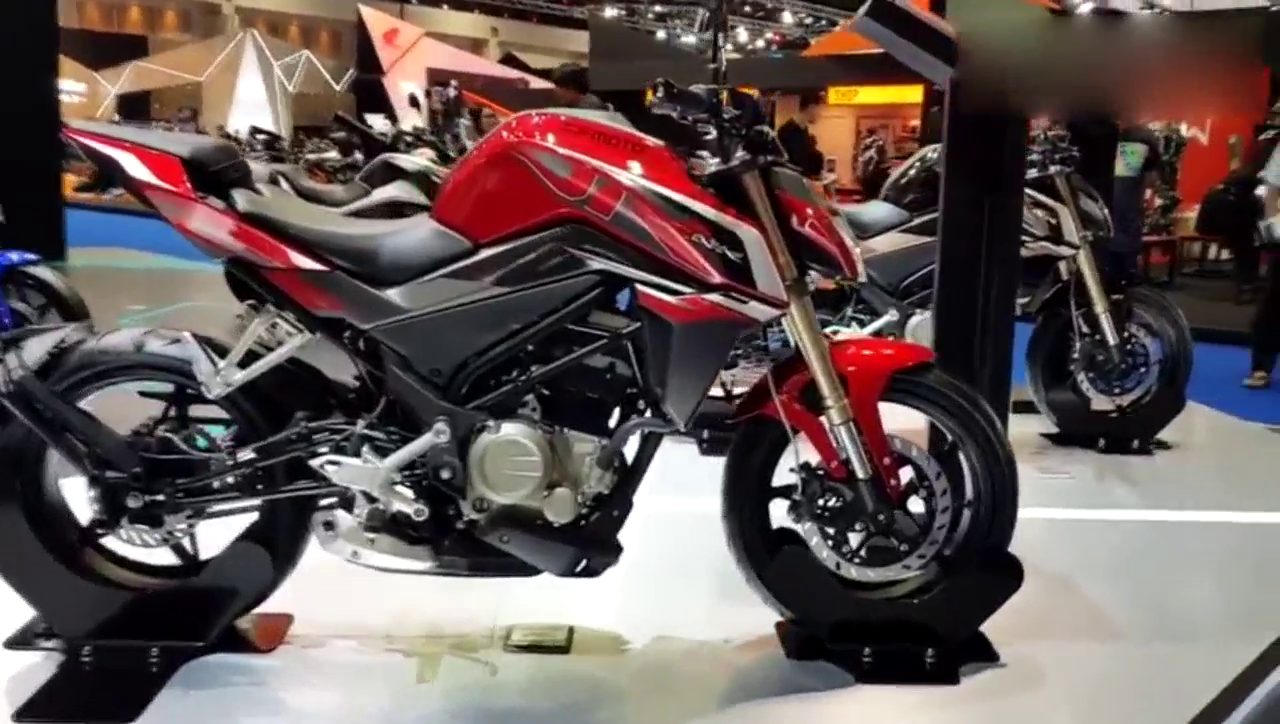 2018车展上 春风250NK 摩托车