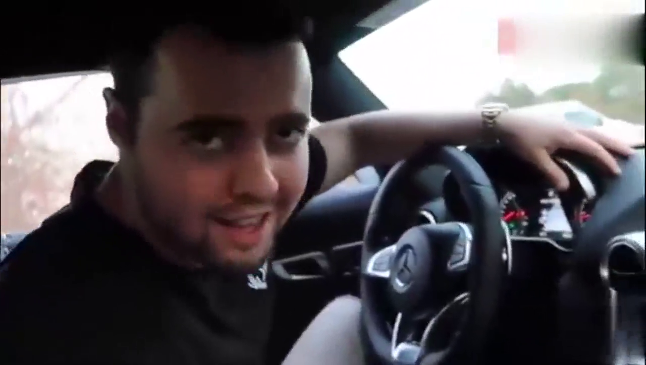 价值200万的奔驰敞篷跑车，按下一键启动后才知道有多霸气！