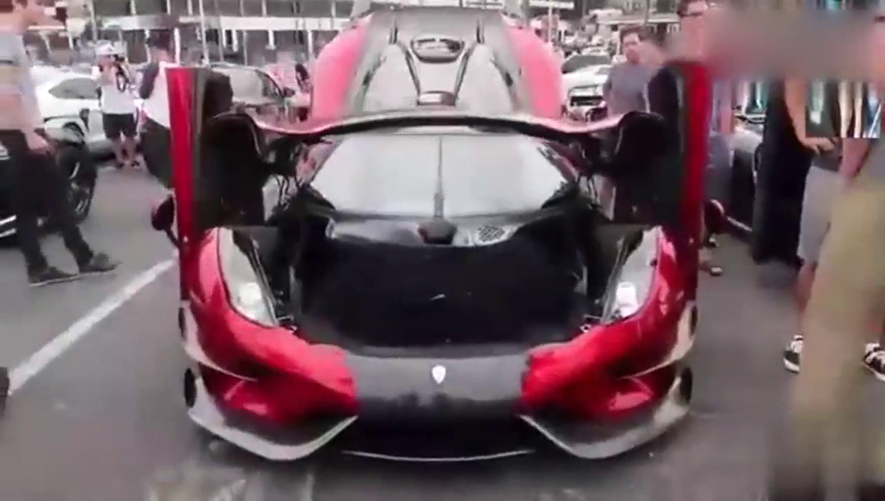 价值三千万的超级跑车，变形太牛了，这是机器人啊